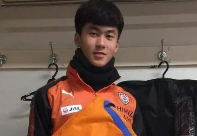萧老太太一见萧常坤不上当，顿时拉下脸来，冷声问道：怎么？你这是非要跟我这个当妈的一刀两断了？萧常坤急忙说：妈，一刀两断不是我说的，是您说的，不过在我眼里，您永远是我妈。